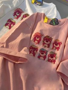 เสื้อยืดแขนสั้นพิมพ์ลายหมีสตรอเบอร์รี่สำหรับเด็กผู้หญิง ผ้าฝ้ายแท้ ทรงหลวม ฤดูร้อน 2025 เสื้อแขนสั้นคอตตอนสำหรับเด็กวัยกลางคนและโต