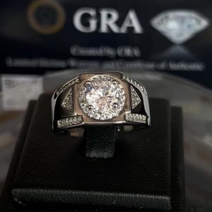 Petchara Jewelry แหวนเพชรโมอีสผู้ชาย 1 กะรัต เงินแท้ S925 น้ำ 100-98 D-VVS1 : F2005