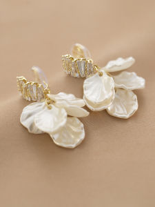 Shell Flower Drop Earrings French Style No Piercing Required Tassel Design Fresh out Fashion Accessory for Women Alloy Material