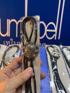 สร้อยคาวบอยโบโลไท้ร์แบบคลาสสิคจี้เนื้อซิ้งค์พร้อมเชื่อกทักและ2ตุ่ม