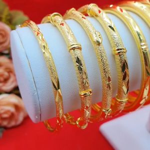 กำไลทองห้อยกระพรวน เส้นผ่านศูนย์กลาง 5.3-5.6 ซม. หุ้มเศษทองเยาวราช ชุบทอง งานสวย ใส่ได้หลายโอกาส":