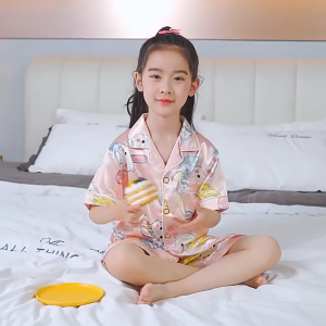 【ของขวัญฟรี】DXSS ชุดนอนเด็กหญิงฤดูร้อน ผ้าไหมซาตินการ์ตูนชุดนอนเด็ก ฤดูร้อนอากาศสดชื่นชุดนอนเด็ก ชุดนอนเด็ก