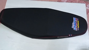 เบาะมอเตอร์ไซค์ สำหรับรุ่น เวฟ100s(05)/Wave125x เบาะแต่งโลโก้ เจ๊ฝ้าย พร้อมจบ