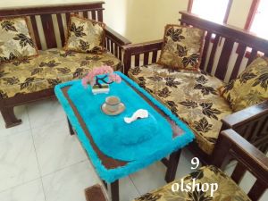 Taplak meja oval mewah berbulu rasfur polos 1 set ukuran 100 x 50 cm cocok untuk ruang tamu dengan sofa bermotif.