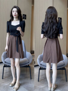 ชุดเดรสยาวทรงเอคอเหลี่ยมสไตล์ Hepburn สำหรับผู้หญิงในช่วงฤดูร้อนปี 2025 ทรงเข้ารูปกระชับสัดส่วน แขนสั้น กระโปรงทรงเอ