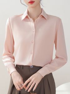 เสื้อเชิ้ตผู้หญิงแขนยาวผ้าซาตินสีชมพูสไตล์ฝรั่งเศสสำหรับเดินทางไปทำงานในฤดูใบไม้ร่วง OL ชุดทำงานสีพื้น ทรงหลวม เสื้อผ้าทำงาน