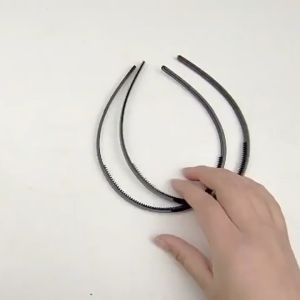 Bando Korea Polos Tipis: Aksesoris Rambut Wanita yang Nyaman