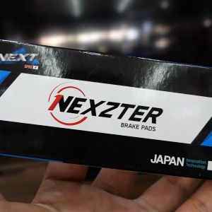 NEXZTER ผ้าเบรคหลัง 117117AA ชุดเครื่องพิมพ์ HONDA ADV150 / PCX 160 เบอร์ ติดต่อเสริมแอคแอร์ เบรค ผ้าเบรค ผ้าเบรคมอเตอร์ไซค์ บรรจุภัณฑ์ อะไหล่และ NX0043