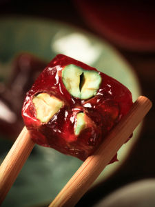 Handmade Soft Candy with Cranberry Flavor North American Ruby Walnut Nuts Snacks Traditional Turkish Soft Candy 200g