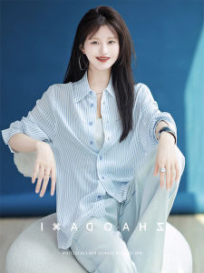 เสื้อเชิ้ตไหมลายทางสีฟ้าสำหรับผู้หญิง ฤดูใบไม้ผลิและฤดูใบไม้ร่วง เสื้อเชิ้ตคอปกพับแบบลำลอง ทรงหลวม แขนยาว ปกติ