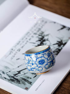 ชาน้ำเซรามิกลายดอกไม้สีน้ำเงินพร้อมที่จับชาแบบใช้บ่อยในครัวเรือนระดับไฮเอนด์สำหรับผู้เป็นเจ้าของ