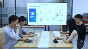 Yoobao H5 Pro 50000mAh Capacity 100W Max Quick Charge 65W High Speed Charging 2.5W Bright LED Light with Tough Lanyard