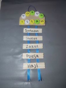 hiasan dinding rukun Islam dan rukun iman prakarya dari tutup botol dan stik es krim