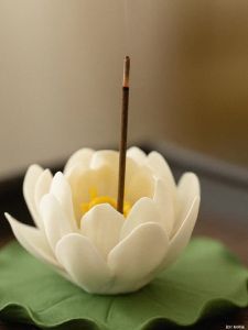 กระถางธูปหอม ที่วางธูปลายดอกบัว ปักธูปได้แน่น ไม่หัก ใช้ตั้งธูปป้องกันขี้ธูปไหลลงพื้น กระถางธูปมินิ ทำจากวัสดุทนไฟ ทนทาน ใช้ได้นาน เหมาะกับทุกพิธีกรรม