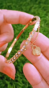 กำไลพระแม่ลักษมีประทานพร ความรัก โชคลาภ เสริมสิริมงคล ประดับเพชร CZ เกรดพรีเมียม วิบวับเล่นไฟ หรูหราเทียบเท่างานจิวเวอรี่แท้ สแตนเลสแท้ 18K ไม่ลอกไม่ดำ ใส่อาบน้ำได้ A3-P175