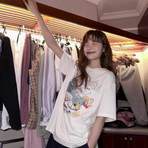 T-Shirt Wanita Gaya Korea Ukuran Besar  Motif Kartun Hewan Lucu  Katun Combed Tipis Nyaman  Desain Keren Slim Fit Tren 2025  Baju Kasual Uniseks Modern  Longgar  Eksklusif  Pakaian  Modis  Serbaguna  Sederhana  Kerah bulat Slip - on Tops  Pakaian couple