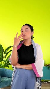 VIVA White Moisture Lip Balm Chic On Lips - Tersedia 4 Varian Rasa