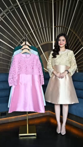 Cutie Minute อก 40” 42” 44“ 46" เดรสผ้าจิตรลดาเนื้อไหมซาตินเกรดเอ เนื้อผ้าสวยมาก มีเทกเจอร์ลายในตัว งานเรียบหรูตัดเย็บอย่างดี