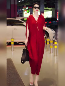 ชุดเดรสยาวคอวีสีแดงทรงหลวมหรูหราสำหรับผู้หญิงในช่วงฤดูร้อน เดรสยาวคลุมเข่าคอวีสีพื้นสุดหรูหรา