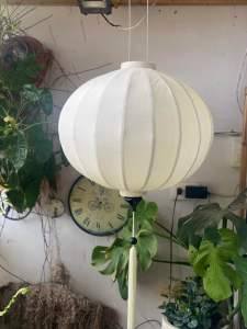 Đèn lồng trắng hình tròn với thiết kế đơn giản và tinh tế phù hợp cho không gian nội thất hiện đại. Size 60cm trung thu tết