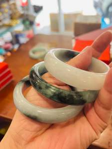 Vòng tay C.ẩm Th.ạch Trắng xanh bản cối cao cấp sang trọng cho nữ .