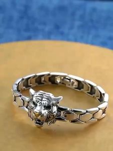 LẮC TAY BẠCH HỔ Siêu Phẩm nhà em mới ra Thiết kế khoẻ khoắn rắn rỏi giúp các anh thể hiện bản lĩnh sức mạnh...