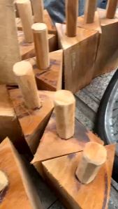 CỤC CANH CHÈN BÁNH XE BẰNG GỖ THÔNG TỰ NHIÊN.