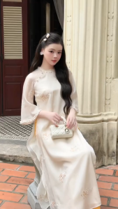 DX_ Set áo dài truyền thống hiện đại đón Tết chất Tơ thêu hoa tay lỡ cổ tròn phối bèo kèm quần Satin thanh lịch
