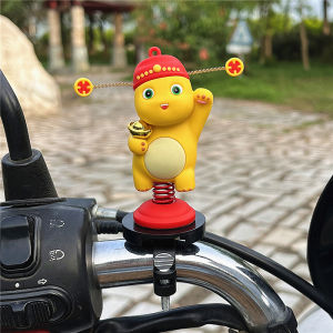 เป็ดสีเหลืองน่ารักตกแต่งรถสําหรับนมมังกรรถยนต์ไฟฟ้าหมวกกันน็อครถจักรยานยนต์แขวนเครื่องประดับเหมาะสําหรับการปรับเปลี่ยนภายใน