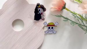 Bandai | 2 Chiếc Trâm Cài Nhân Vật Anime Nhật Bản Huy Hiệu Kim Loại Luffy Cướp Biển Hợp Kim Ghim Cho Quần Áo Ba Lô-Phim Hoạt Hình Anime Phụ Kiện Quà Tặng
