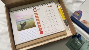 Bộ quà tặng lịch để bàn và bút bi quà tặng cuối năm quà tặng tất niên. Tặng kèm thiệp.