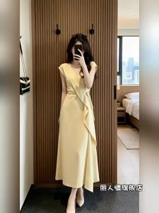 LIRENQING | French Design Yellow V-neck Slender Dress
