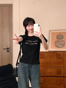 Áo Thun Nữ Tay Ngắn Dáng Ôm Mùa Hè 2025 Có Họa Tiết Chữ Nổi 3D Áo Thun Cotton Thoải Mái Phong Cách Đường Phố Cổ Tròn