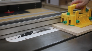 ผลิตภัณฑ์ใหม่ 3 D ปลอดภัยกดสีเหลืองกลับหัวเครื่องเลื่อยตัดไม้เท้าป้องกันการบาดเจ็บ