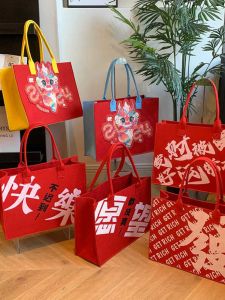 กระเป๋าถือผ้าฟูโลโก้ใหม่ปี 2024 กระเป๋าถือแบบสะพายข้างพร้อมการเจาะช่องสำหรับใส่ของขวัญ กระเป๋าถือแบบแขวนได้ กระเป๋าถือแบบมีซิป