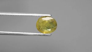 1.05 ct พลอยแท้ พลอยบุษราคัม เผาเก่า สีเหลือง ทรงไข่ บางกะจะ