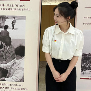 เสื้อเชิ้ตแขนสั้นสีขาวระดับไฮเอนด์สำหรับผู้หญิง ชุดทำงานฤดูร้อน ผู้บริการทางการศึกษา คุณสมบัติทางวิชาการ เสื้อเชิ้ตคอโปโลทรงตรง