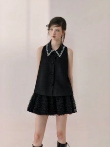 AIVEI | Rhinestone Pointed Collar Halter Sleeveless Top