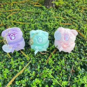 พวงกุญแจนุ่มนิ่ม น่ารัก หมี CB ทรงตั้งกลม ใส่เหรียญได้ มีทั้งหมด 3 สี ขนาด 8×9 cm