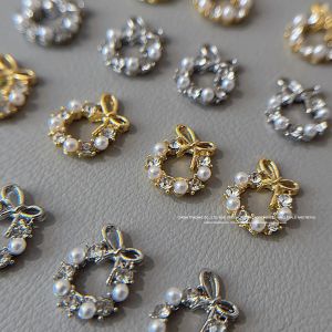 อุปกรณ์ตกแต่งเล็บลายพวงหรีดคริสต์มาส โบว์หรูหราประดับมุกและเพชรโลหะผสม สำหรับตกแต่งเล็บ DIY อุปกรณ์ทำเล็บ 10 ชิ้น