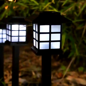 Đèn ngôi nhà cắm cỏ sân vườn năng lượng mặt trời chất lượng cao chống nước tự động bật tắt