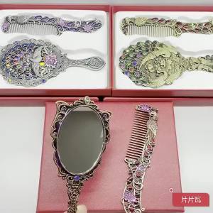 Gương Trang Điểm Nhỏ Hình Chim Công Cổ Điển Có Tay Cầm Kim Loại Kèm Lược Gương Cầm Tay Bộ Quà Tặng Mỹ Phẩm Cho Dịp Lễ Hội