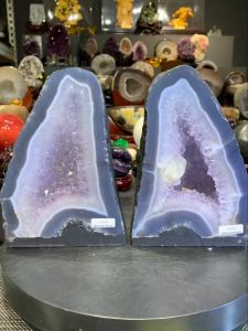 couple agate amethyst crystal geode ,ready stock in JB#johorbahru #crystal 五行火💯天然紫晶对洞 1.5cm双色蓝玛瑙边 紫晶体透亮 ➡️右边晶洞带有方解石 晶洞左left piece⬅️ 4.6kg 高Height: 22cm 宽Width: 15cm x 11.5cm 洞深Hole: 2cm 重Weight: 4.6kg 晶洞右right piece➡️ 4.8kg 高Height: 22cm 宽Width: 1