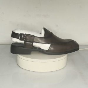 รองเท้าแตะ รองเท้าหนัง แฟชั่น สําหรับผู้ชาย ระบายอากาศ ไม่ลื่น สไตล์ธุรกิจ สีดำ/สีน้ำตาล 050