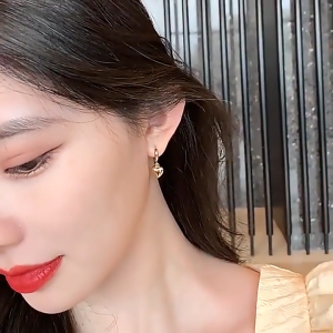 916 Saudi Gold Nasasangla Small Peach Heart Ear Buckle Korean Design Fashion Metal Wind Earrings Pendant