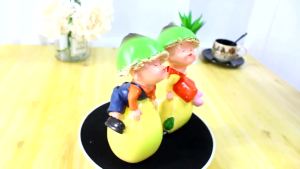 Penghantaran dari China [2025] Anak Patung Resin Kreatif a Pastoral Hiasan Rumah Hiasan Pasangan Patung-patung  Kaki Gantung Jingga 3.5