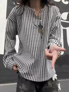 เสื้อยืดคอกลมแขนยาวลายทางชาย ทรงหลวม ลำลอง แฟชั่นฤดูใบไม้ร่วง สีดำขาว สำหรับผู้ชาย เสื้อชั้นใน โพลีเอสเตอร์