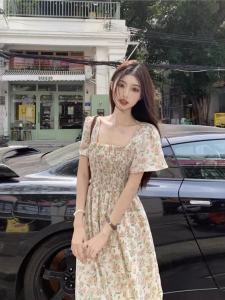 ชุดเดรสผ้าชีฟองพิมพ์ลายดอกไม้คอเหลี่ยมแขนสั้นทรงเอเอวกลางสำหรับผู้หญิงช่วงฤดูร้อนปี 2024 ชุดเดรสยาวปานกลาง