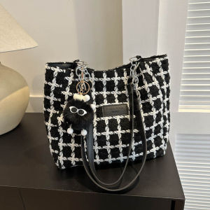 กระเป๋าโท้ทความจุขนาดใหญ่สําหรับผู้หญิงฤดูใบไม้ผลิฤดูร้อน 2023 ใหม่แฟชั่นลายสก๊อตกระเป๋าสะพายไหล่อเนกประสงค์กระเป๋าถือพร็อพ