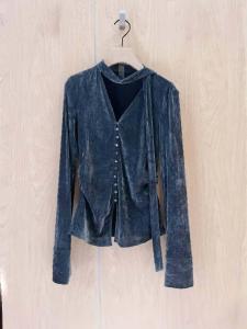 เสื้อเชิ้ตผู้หญิงคอวีแขนยาวผ้ากำมะหยี่เอเนอร์ชีส์สไตล์ใหม่ฤดูใบไม้ผลิ 2025 ทรงเข้ารูป ปกติ สีสันสดใส เสื้อผ้าทำงาน